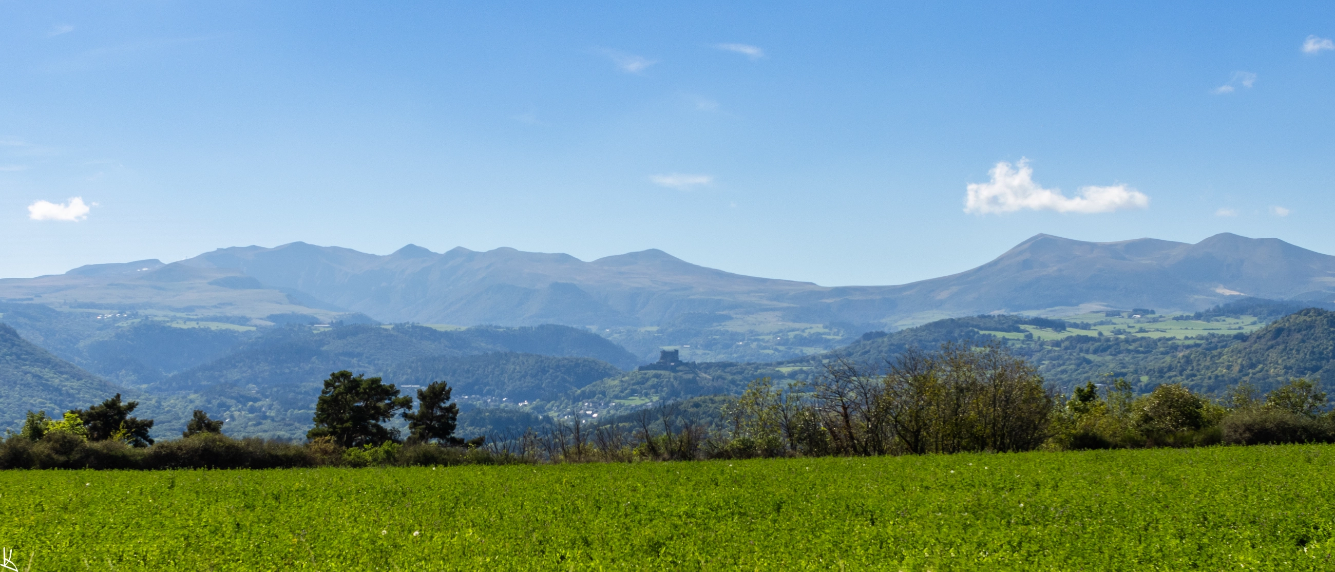 Plateau de Sailles - vue vers le château de Murol et la vallée de Chaudefour